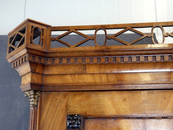 Image 1 of Elégant cabinet en acajou à décor floral vers 1780.