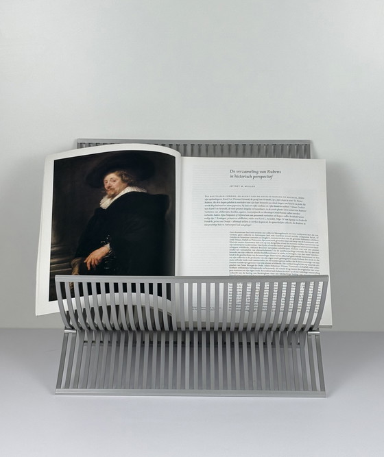 Image 1 of Soporte para libros y revistas UMBRA de lamas de aluminio cepillado. Plegable diseñador MICHELLE IVANKOVIC