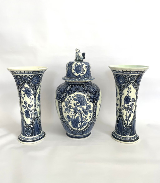 Set Delfts Blauw 1x Dekselvaas en 2x Trompetvazen van Boch voor Royal Sphinx Maastricht Holland