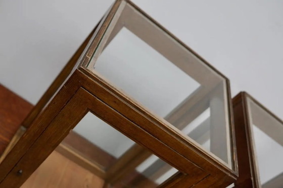 Image 1 of Pareja de vitrinas holandesas de madera de pino con imitación de roble, principios del siglo XX