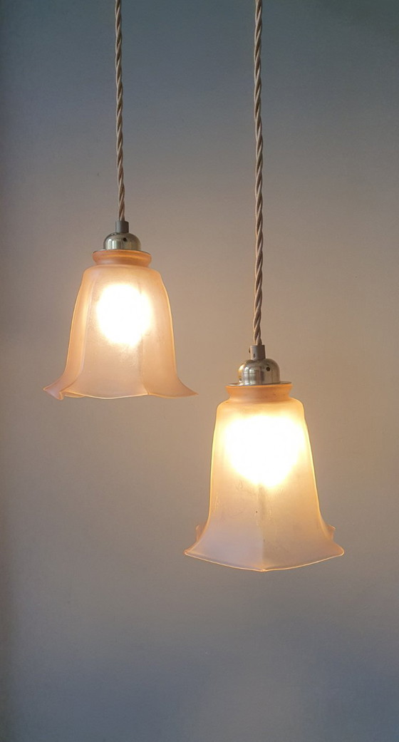 Image 1 of Set Vintage franse roze hanglampen van gekleurd glas.