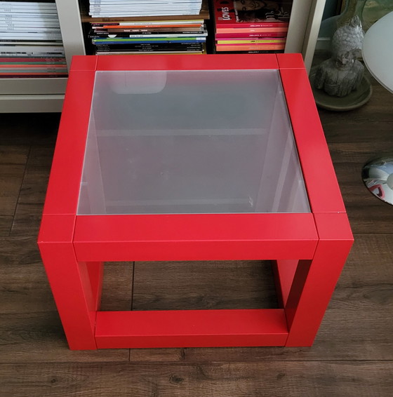 Image 1 of Roter Beistelltisch aus Massivholz in Würfelform mit sandgestrahlter Glasplatte aus den 1980er Jahren.