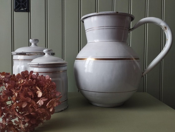 Image 1 of Großer, bauchiger Krug aus weiß emailliertem Metall mit Goldrand