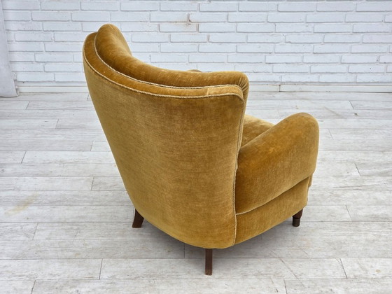 Image 1 of Fauteuil relax danois des années 1960, revêtement d'origine en velours jaune miel.