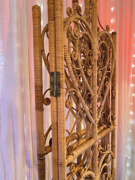 Image 1 of Paravent vintage en osier à motif cœur