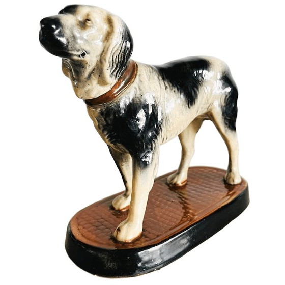 Image 1 of Sculpture vintage en céramique représentant un chien de chasse, sur un piédestal, années 1960.