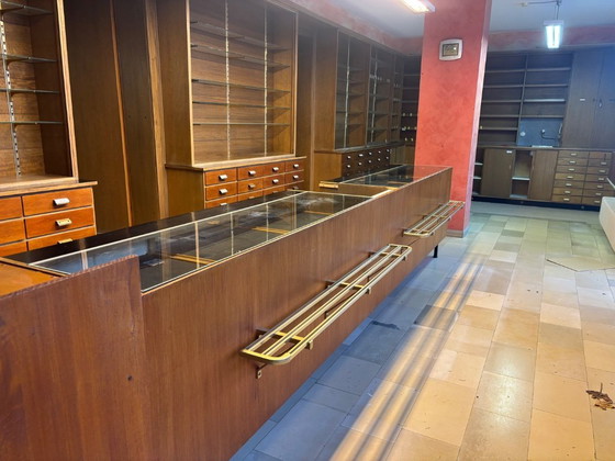 Image 1 of Interno completo di farmacia di metà secolo (a forma di U) – Realizzato su misura, anni '60