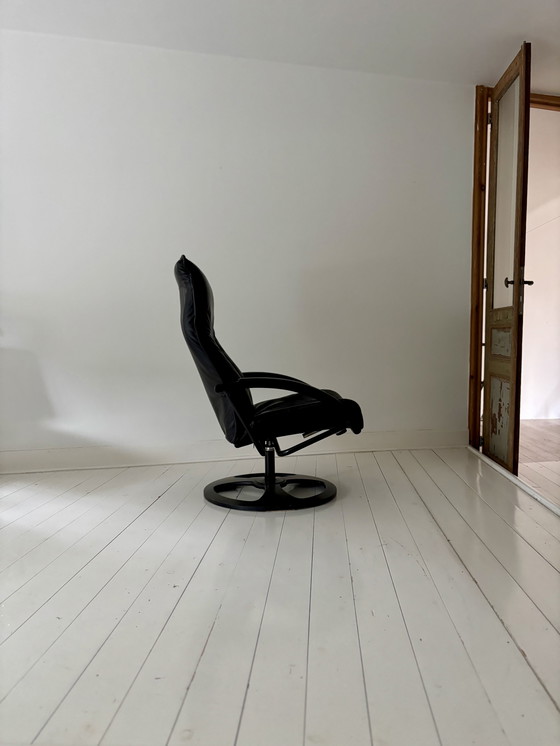 Image 1 of Fauteuil pivotant vintage en cuir noir