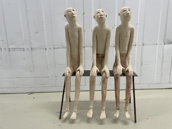 Image 1 of Tres hombres en un banco - obra de cerámica