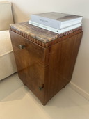 Meuble Art Déco unique avec plateau en marbre et placage en loupe de noyer