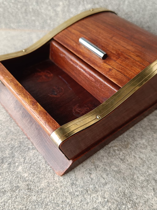 Vintage houten sigarettendoos / sigarettendispenser van hout en messing, Italië jaren 60.