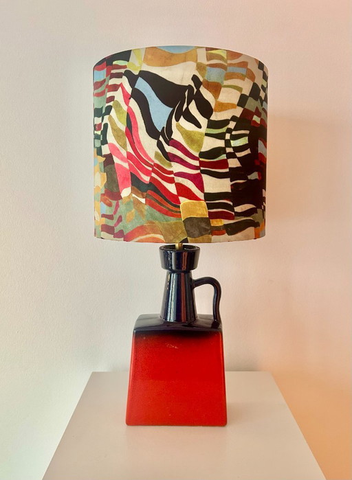 Een lamp in de vorm van een gerecyclede vaas, gemaakt van een zeldzame WGP-vaas van Walter Brecht.