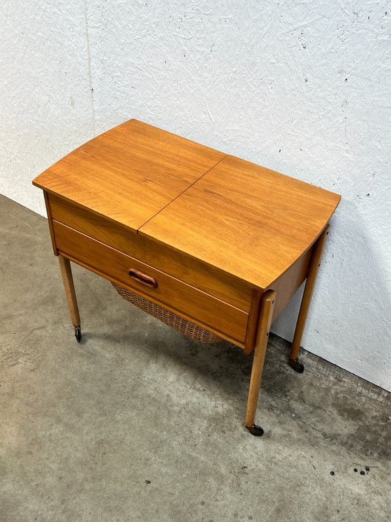 Image 1 of Vintage Deens Naaimeubel / Bijzettafeltje, 1960’s