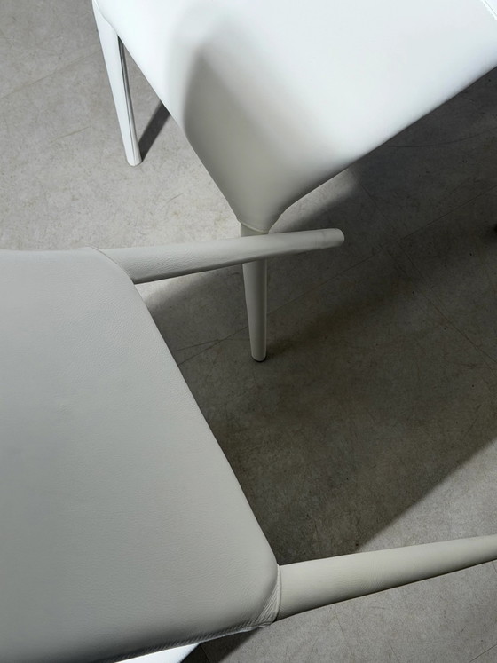 Set van zes witte leren eetkamerstoelen – Italiaans design (photo 6 of 8)