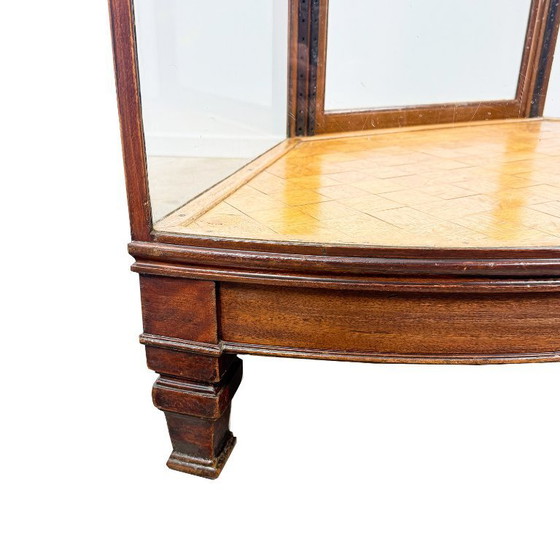 Image 1 of Antieke vitrinekast met gebogen glas – houten displaykast – begin 20e eeuw