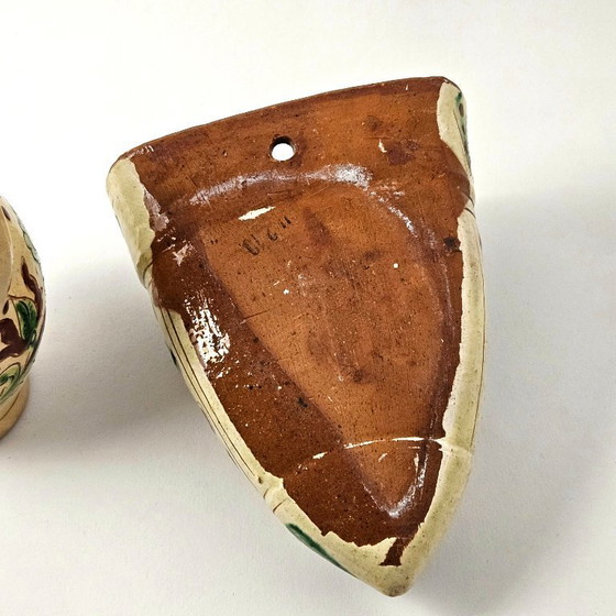 Image 1 of Ensemble de deux vases et d'un cache-pot mural en céramique hutsoul. Argile vintage peinte à la main, d'Ukraine.