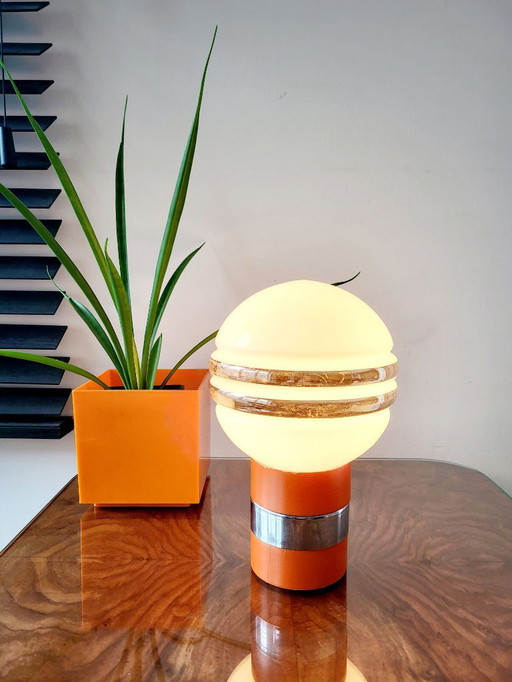 Lámpara de sobremesa vintage con base de madera naranja y pantalla de bola de cristal de los años 60