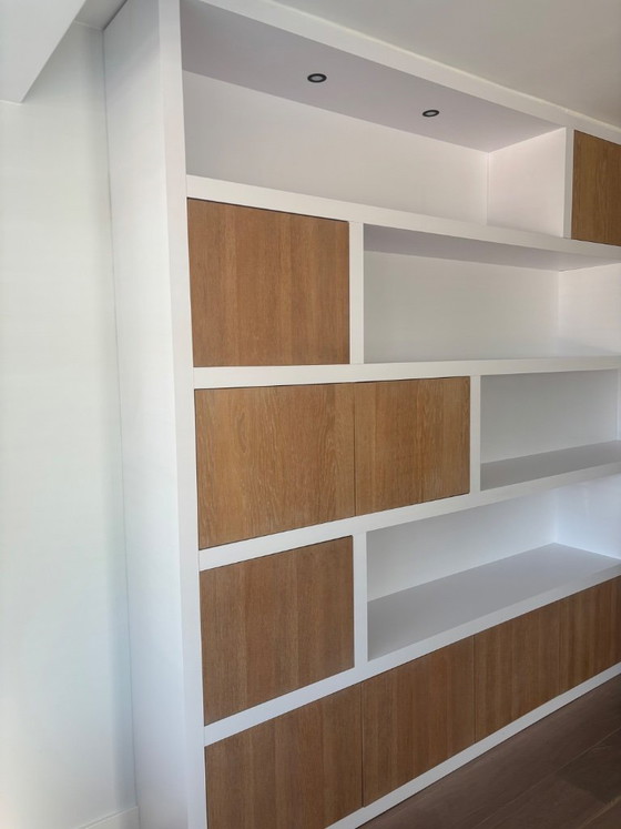 Image 1 of Moderne witte designkast op maat met warm hout
