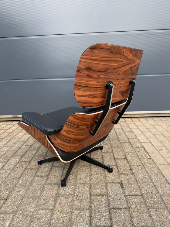 Image 1 of Poltrona lounge Vitra Eames XL + poggiapiedi, in pregiata pelle nera e palissandro Santos. NUOVA!!