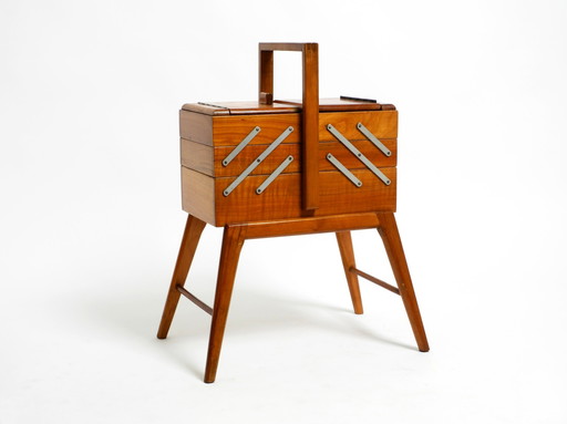 Magnifique boîte à couture italienne originale Mid Century Modern en bois de noyer avec compartiments rabattables.