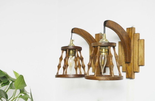 Set van twee Spaanse wandlampen, vintage houten lantaarnlampen, mediterrane verlichting in art-deco-stijl.