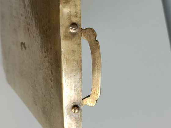 Image 1 of Vintage dienblad van gehamerd messing met decoratieve handgrepen – Art Nouveau-stijl