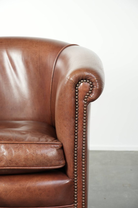 Image 1 of Rundleren clubfauteuil in een mooie donkere cognac kleur in Engelse stijl