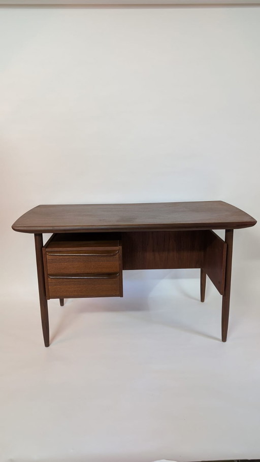Bureau emblématique en teck du milieu du siècle par Tijseling pour Hulmefa fabriqué dans les années 1950.