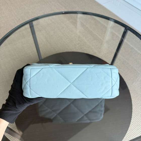 Image 1 of Chanel 19 Tas Klein - Gewatteerd geitenleer Lichtblauw Tweekleurige gouden hardware Microchip