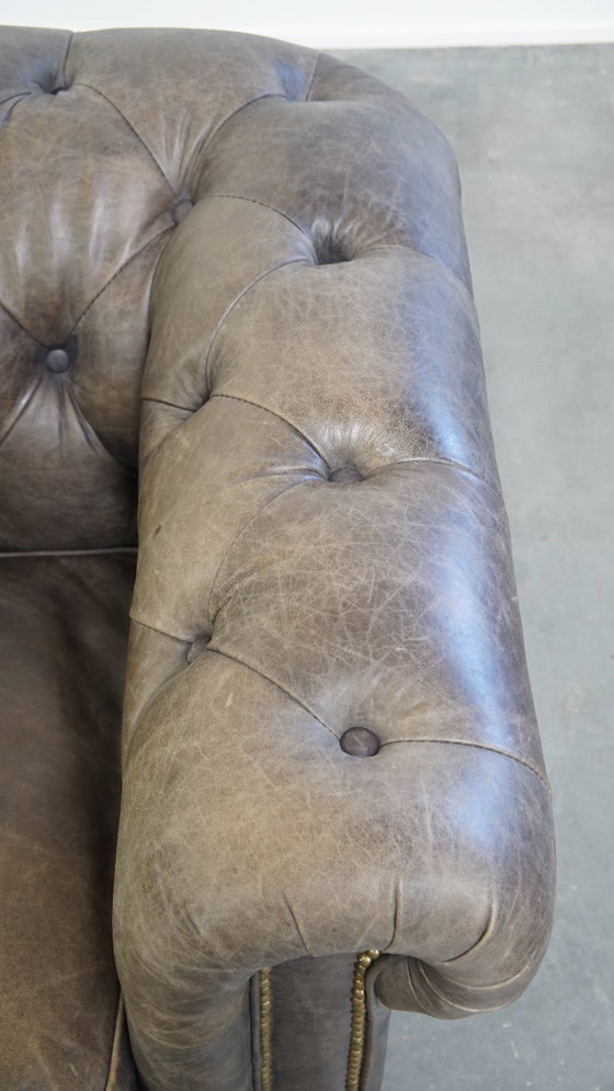 Image 1 of Grijze rundleren chesterfield clubfauteuil in Engelse stijl op wieltjes