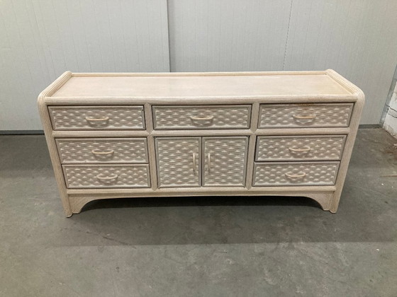 Image 1 of Wit geverfd dressoir van geweven rotan/bamboe, '70