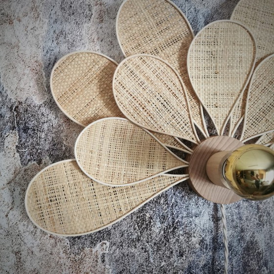 Image 1 of Applique murale fleur, modèle Camélia, 11 pétales en rotin et tissu (teinte personnalisable)