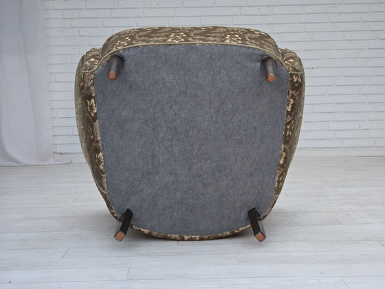 Image 1 of 1960er Jahre, dänischer Sessel, hellgrüner Möbelvelours, Beine aus Teakholz.