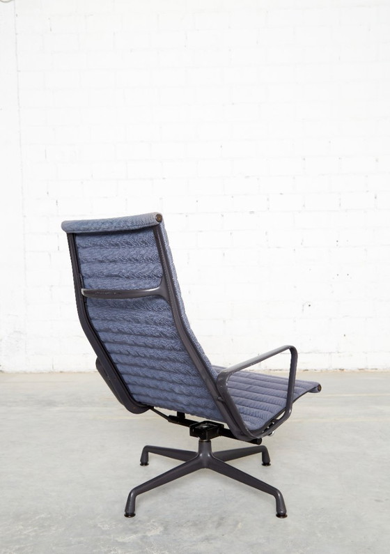 Charles & Ray Eames Stoel EA124 & Ottomane EA125 voor Vitra/Herman Miller – Verstelbare relaxstoel, Textiel (photo 6 of 20)