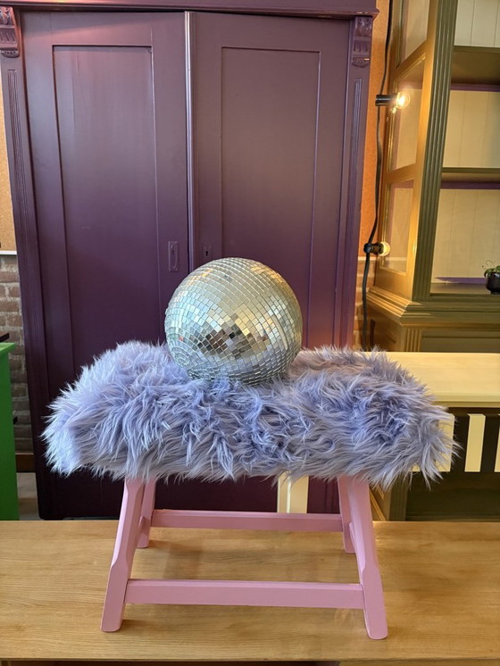 Image 1 of Hocker mit flauschigem Bezug – flippiges Lila/Pink