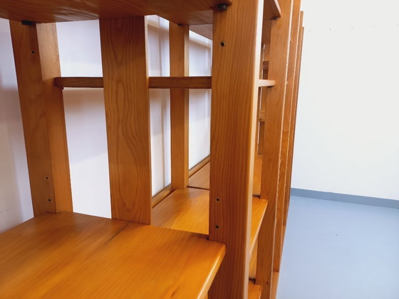 Image 1 of Grote modulaire boekenkast in 6 secties met 30 vintage grenenhouten planken uit de jaren 70 en 80.
