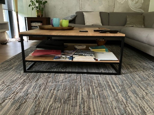 Mesa de centro con mesa auxiliar a juego.