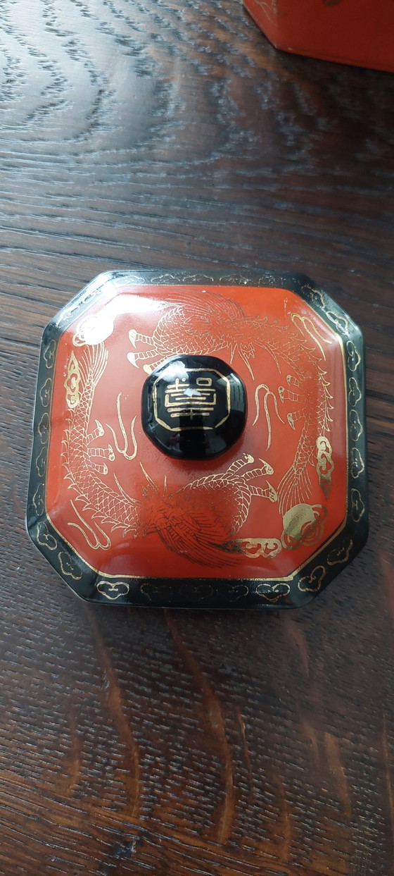 Image 1 of Caja de té de porcelana asiática antigua con esmalte rojo.