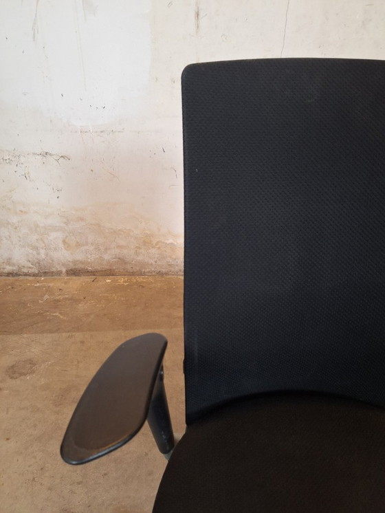 Image 1 of HAG Futu Verstelbare zwarte bureaustoelen op wielen met kleine beschadiging aan de armleuning