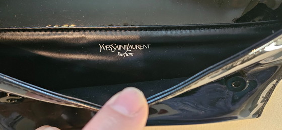 Clutch Yves Saint Laurent in pelle verniciata nera, Plastica, Nero (foto 2 di 15)