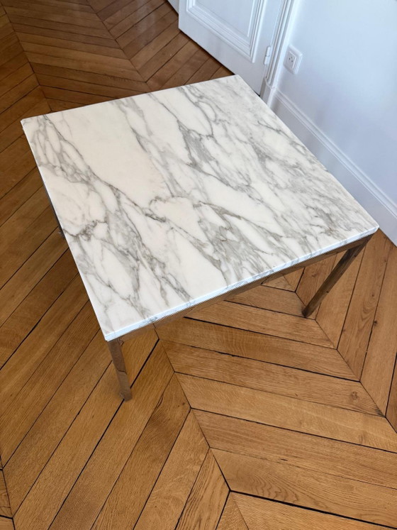 Set di 3 Tavolini da caffè Florence Knoll – Marmo Bianco Tipo Calacatta & Acciaio Cromato – 60 × 60 cm (photo 8 of 9)