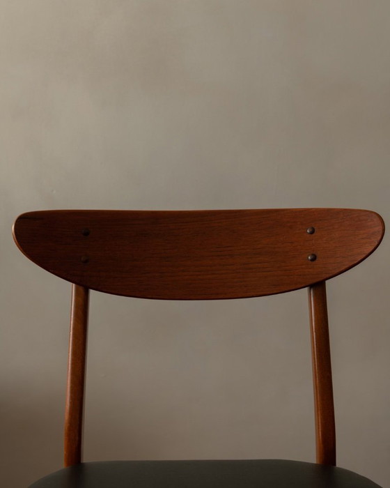 Image 1 of Set di 6 sedie da pranzo danesi di metà secolo · Teak e skai nero