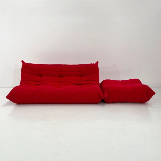 Image 1 of Divano a tre posti Togo rosso con pouf, disegnato da Michel Ducaroy per Ligne Roset, anni '70.