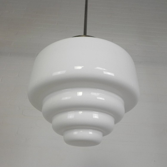 Image 1 of Lámpara colgante Art Déco con pantalla opalina escalonada, década de 1930.
