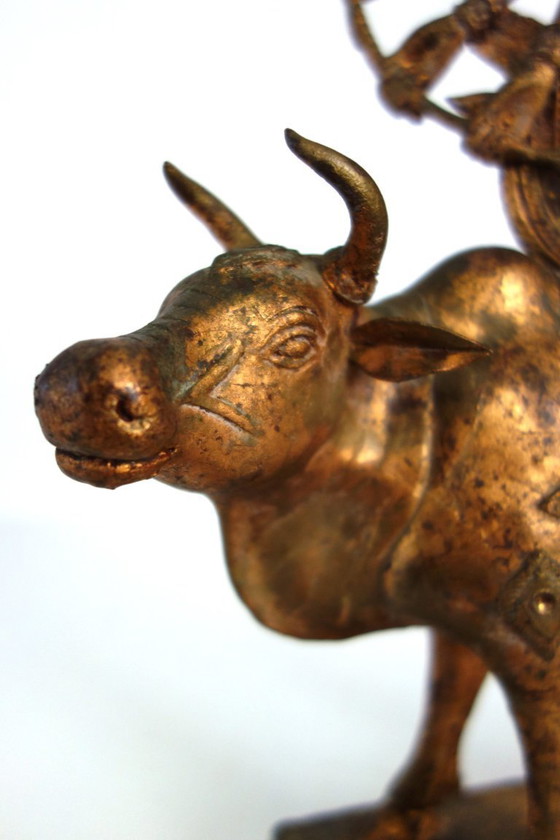 Image 1 of Statua in bronzo dorato di Shiva a Nandi, India, metà del XX secolo.