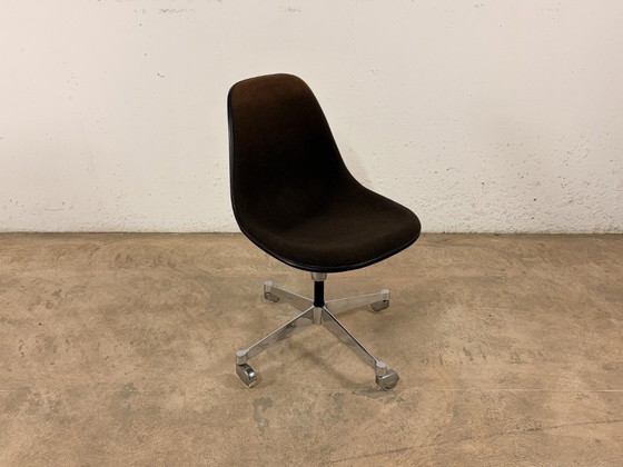 Image 1 of Silla lateral PSCC fabricada en fibra de vidrio por Charles y Ray Eames para Vitra / Herman Miller, década de 1970.