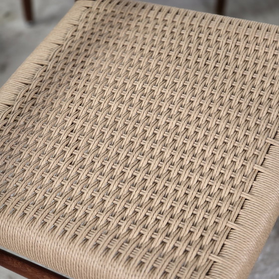 Image 1 of Lot de 5 chaises de salle à manger Niels Møller modèle 75 en teck, neuves, en corde de papier.