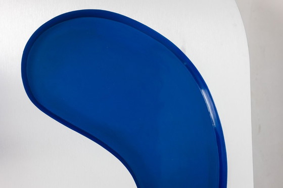 Image 1 of Tavolino organico in alluminio e laccato. Contemporaneo.