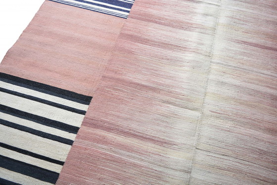 Image 1 of Handgewebter Designer Kelim Fars – 294 x 206 cm – Modernes Unikat in Rosé & Creme