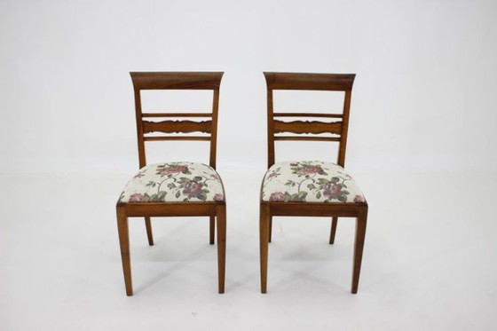 Image 1 of Een paar gerestaureerde Tsjechoslowaakse walnotenhouten stoelen uit de jaren 50, bekleed met bloemenstof.